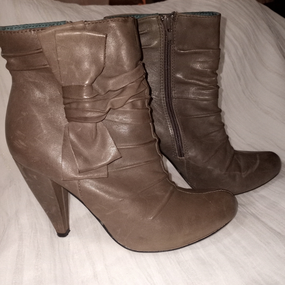 Seychelles Gray Leather Side Bow Booties